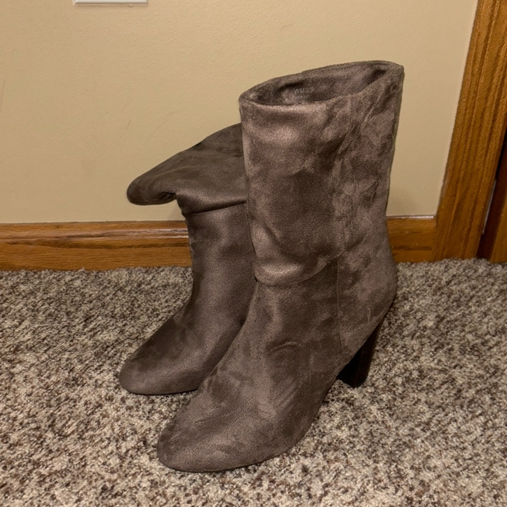 Like new grey boots